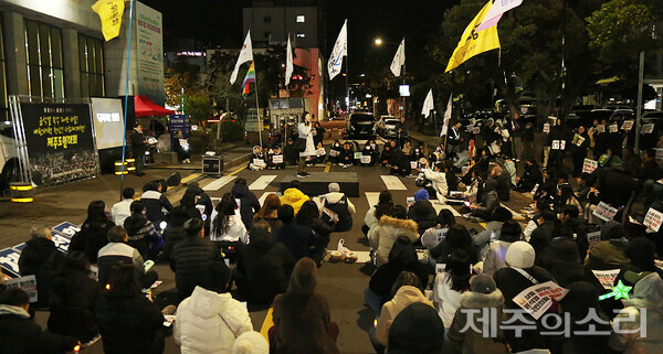 사랑방처럼 둥그렇게 둘러 앉아 서로 얘기를 경청하는 도민대회 모습.&nbsp; ⓒ제주의소리