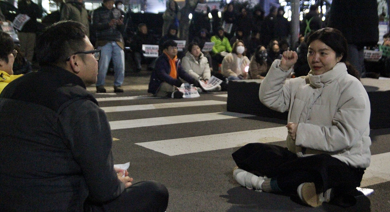 청각장애인을 위해 행사 내용을 수어로 안내해줬다. ⓒ제주의소리