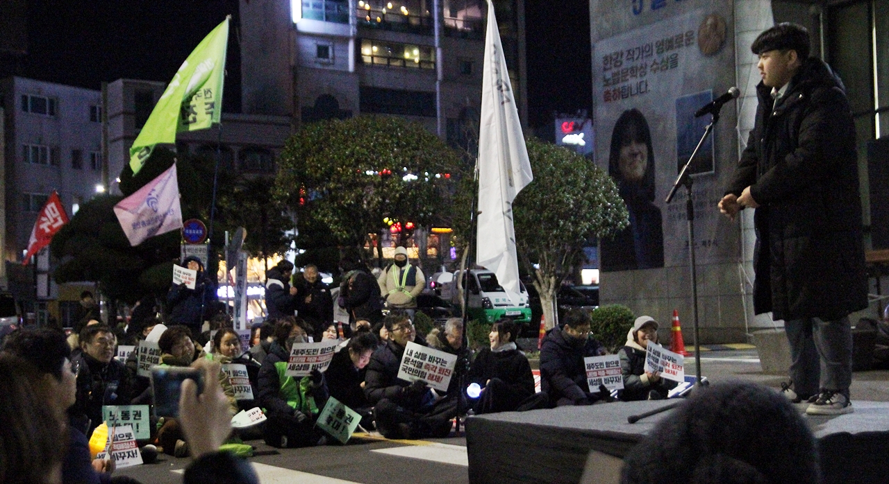 제주도민대회는 행사장 중앙에 단상을 놓고 연설하면서 진행됐다. ⓒ제주의소리