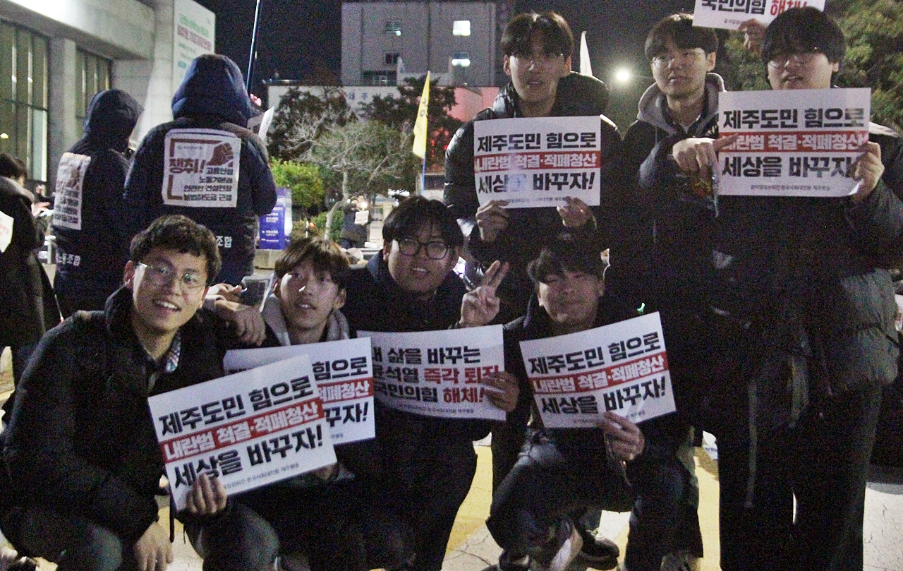 기념사진을 찍은 남학생들. ⓒ제주의소리