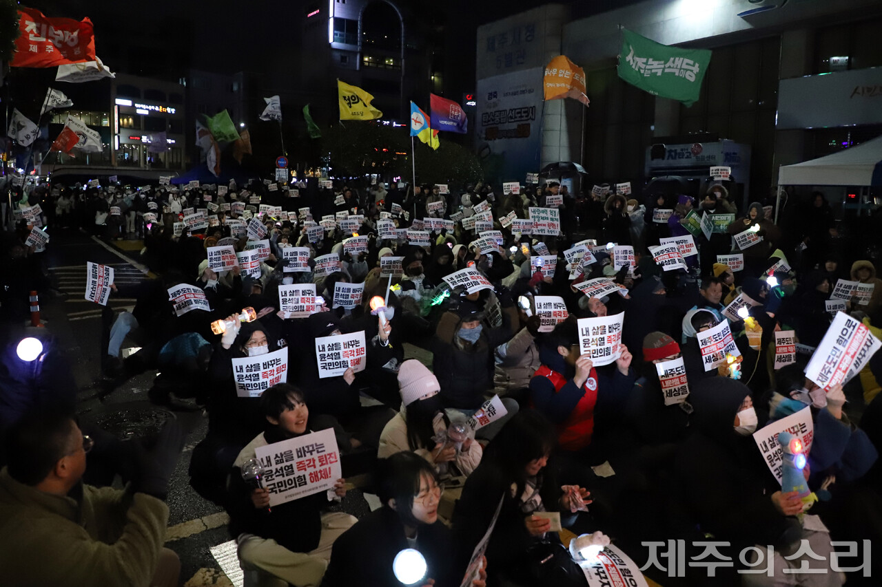 구호를 외치고 있는 도민대회 참가자들. ⓒ제주의소리