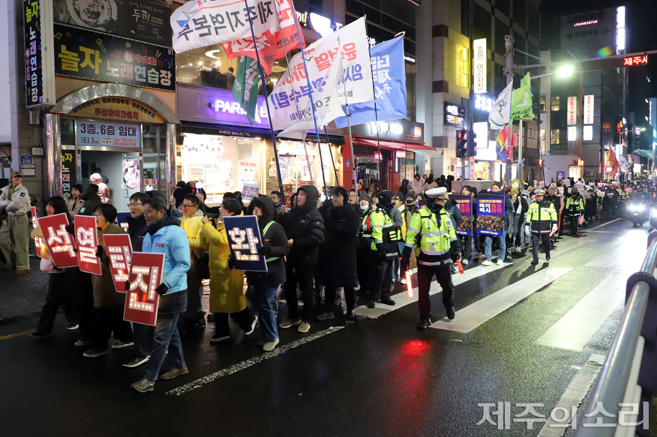 도민대회 이후 진행된 행진에는 수많은 도민들이 행렬을 만들었다. ⓒ제주의소리<br>