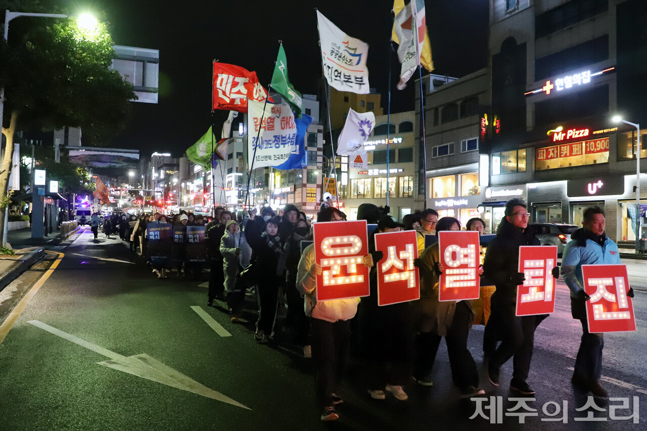 도민대회 이후 진행된 행진에는 수많은 도민들이 행렬을 만들었다. ⓒ제주의소리<br>