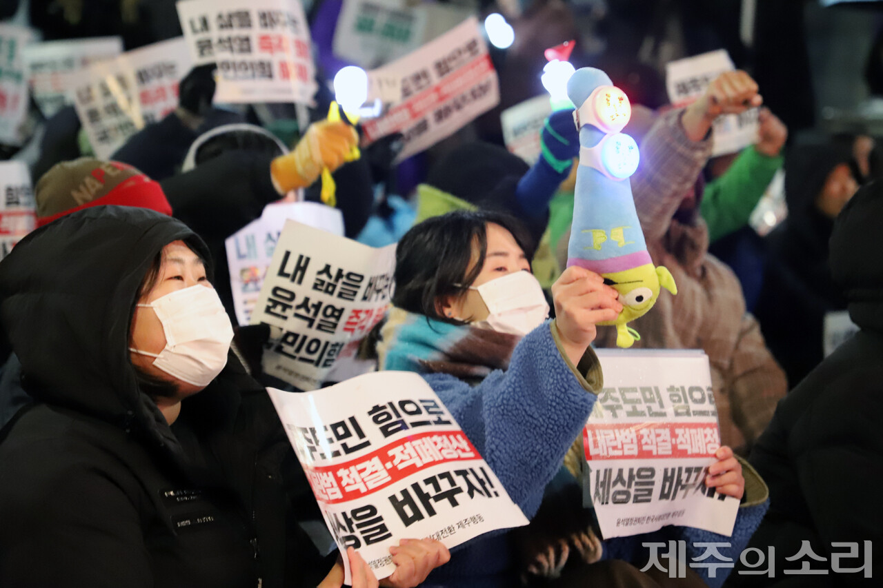 윤석열정권퇴진·한국사회대전환 제주행동은 21일 오후 7시 제주시청 민원실 앞 도로에서 ‘제13차 윤석열 즉각 파면·처벌! 내란세력 청산! 사회대개혁! 제주도민대회’를 개최했다.&nbsp;ⓒ제주의소리