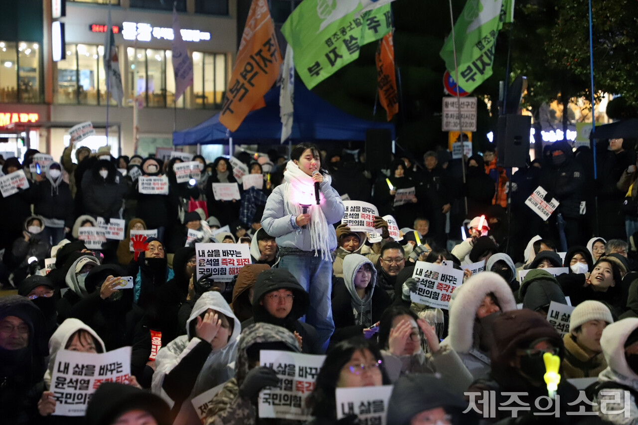 광장에서 세상을 말하다 순서에서 자유 발언에 나선 제주중앙여자고등학교 재학생. ⓒ제주의소리