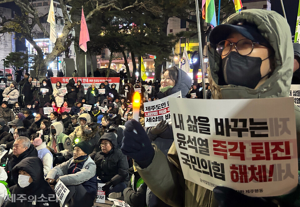 윤석열정권퇴진·한국사회대전환 제주행동은 28일 오후 7시 제주시청 민원실 앞에서 제14차 ‘윤석열 즉각 파면·처벌! 내란세력 청산! 사회대개혁! 제주도민대회’를 개최했다. ⓒ제주의소리