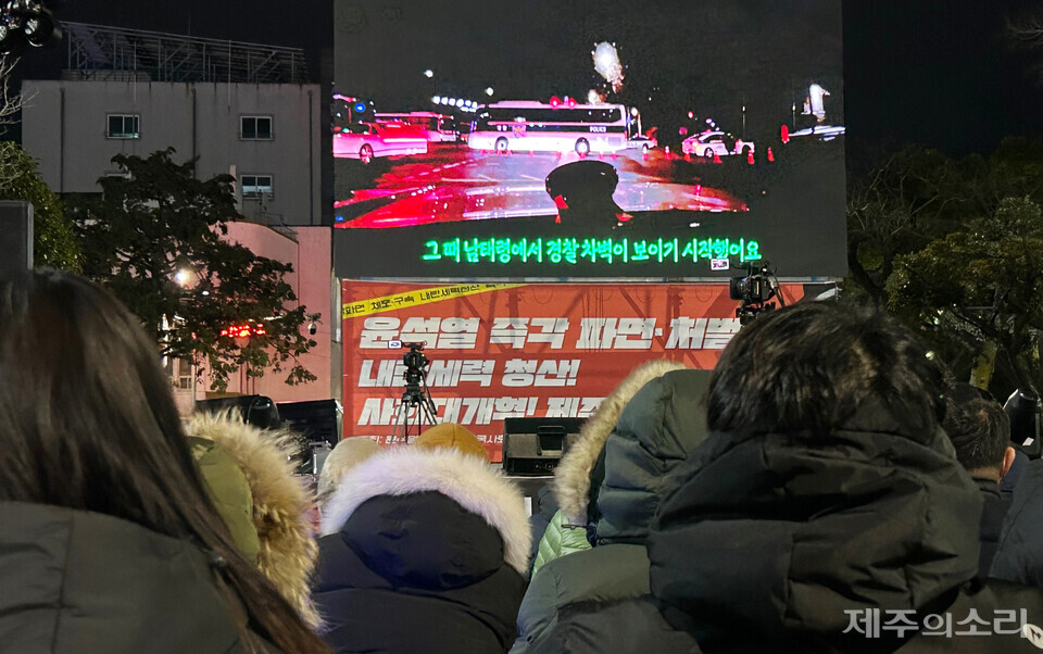 윤석열정권퇴진·한국사회대전환 제주행동은 28일 오후 7시 제주시청 민원실 앞에서 제14차 ‘윤석열 즉각 파면·처벌! 내란세력 청산! 사회대개혁! 제주도민대회’를 개최했다. ⓒ제주의소리