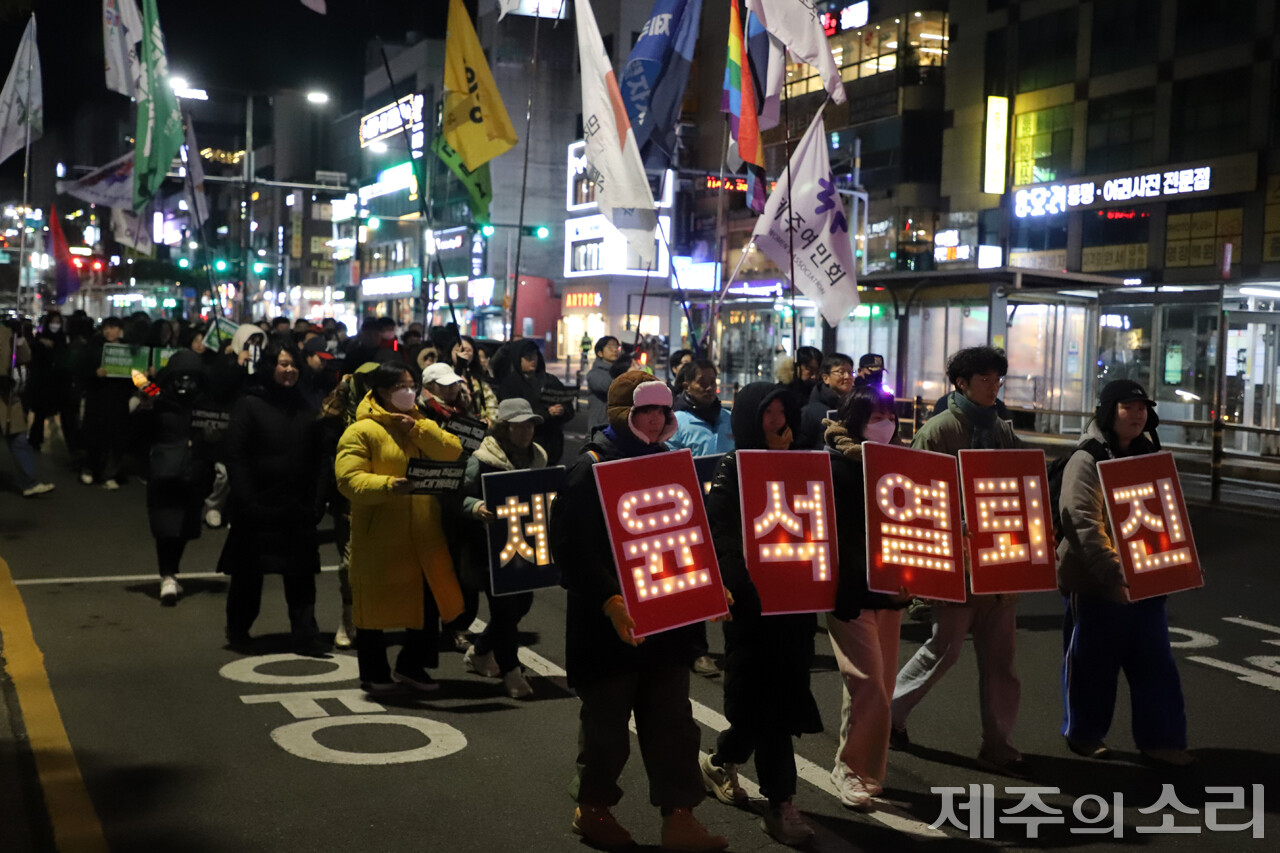 윤석열정권퇴진·한국사회대전환 제주행동은 4일 오후 7시 제주시청 종합민원실 앞 도로에서 ‘윤석열 즉각 체포·구속과 제주항공 여객기 참사 희생자 추모 도민대회’를 개최했다. ⓒ제주의소리