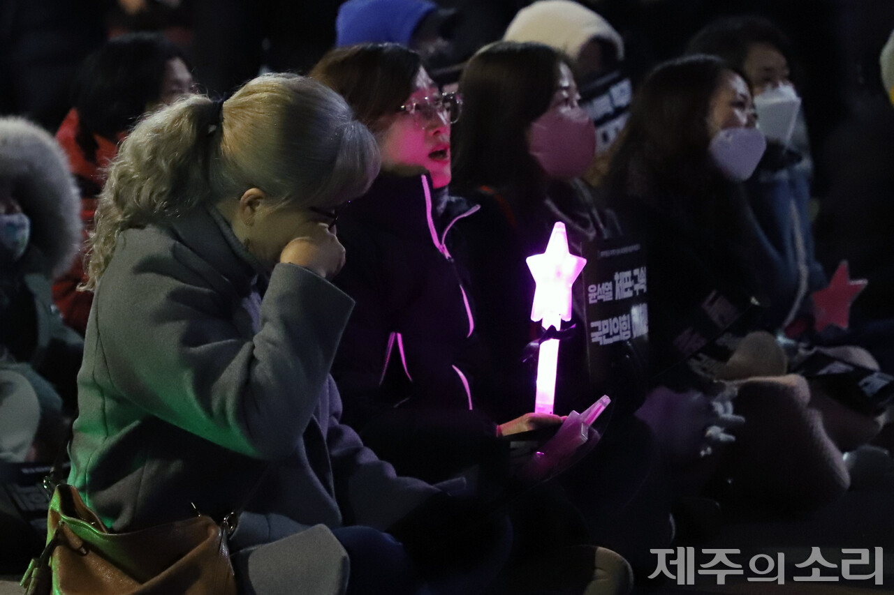 윤석열정권퇴진·한국사회대전환 제주행동은 4일 오후 7시 제주시청 종합민원실 앞 도로에서 ‘윤석열 즉각 체포·구속과 제주항공 여객기 참사 희생자 추모 도민대회’를 개최했다. 이날 도민대회는 제주항공 여객기 사고로 안타깝게 세상을 떠난 희생자들을 애도하고 유가족들에게 위로의 마음을 보내는 추모식이 함께 진행됐다. ⓒ제주의소리