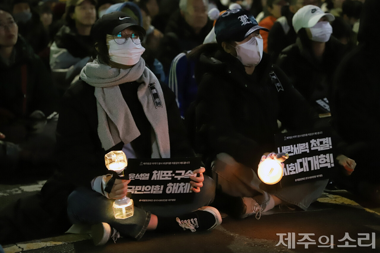 주최 측이 나눠준 희생자 추모 리본을 가슴에 달고 도민대회에 참여한 시민들. ⓒ제주의소리