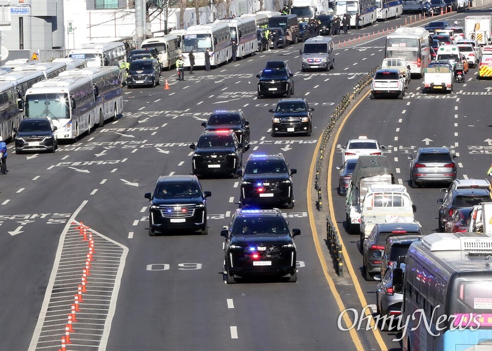 15일 오전 공수처와 경찰은 윤석열 대통령을 서울 한남동 대통령 관저에서 체포했다. 사진은 한남동에서 공수처로 이동하는 차량 모습. ⓒ 오마이뉴스 이정민