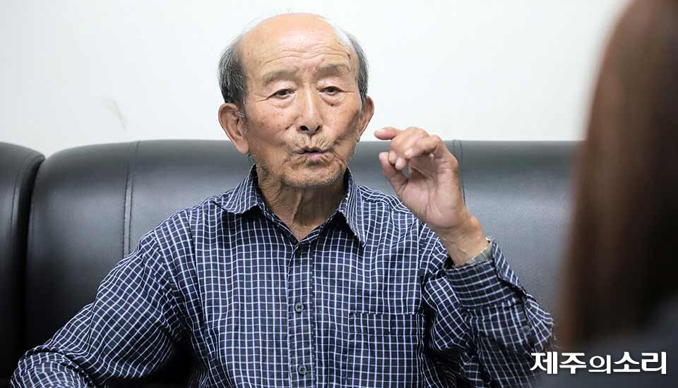 1973년부터 1988년까지 국가보안법과 반공법 위반 혐의를 뒤집어쓰고 억울하게 옥살이를 한 김양진 어르신이 진실·화해를위한과거사정리위원회 조사에서 억울함을 호소하고 있는 모습. 공안당국은 일본에 살다 온 김 어르신에게 모진 고문을 가해 간첩이라는 허위자백을 받아냈다. ⓒ제주의소리 자료사진<br>