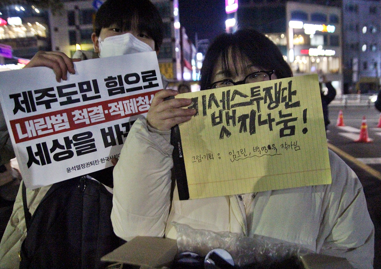 키세스투쟁단 배지를 제작해 배포하는 학생들. ⓒ제주의소리