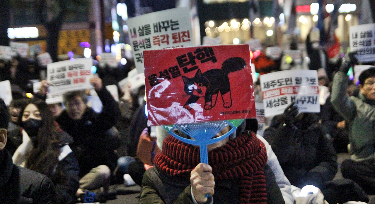 부채를 이용한 집회 도구. ⓒ제주의소리