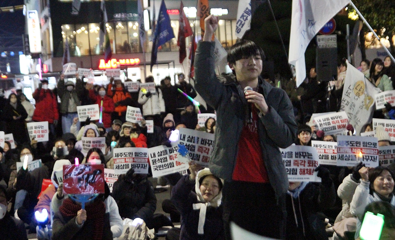 공개 발언과 함께 구호를 외치고 있다. ⓒ제주의소리