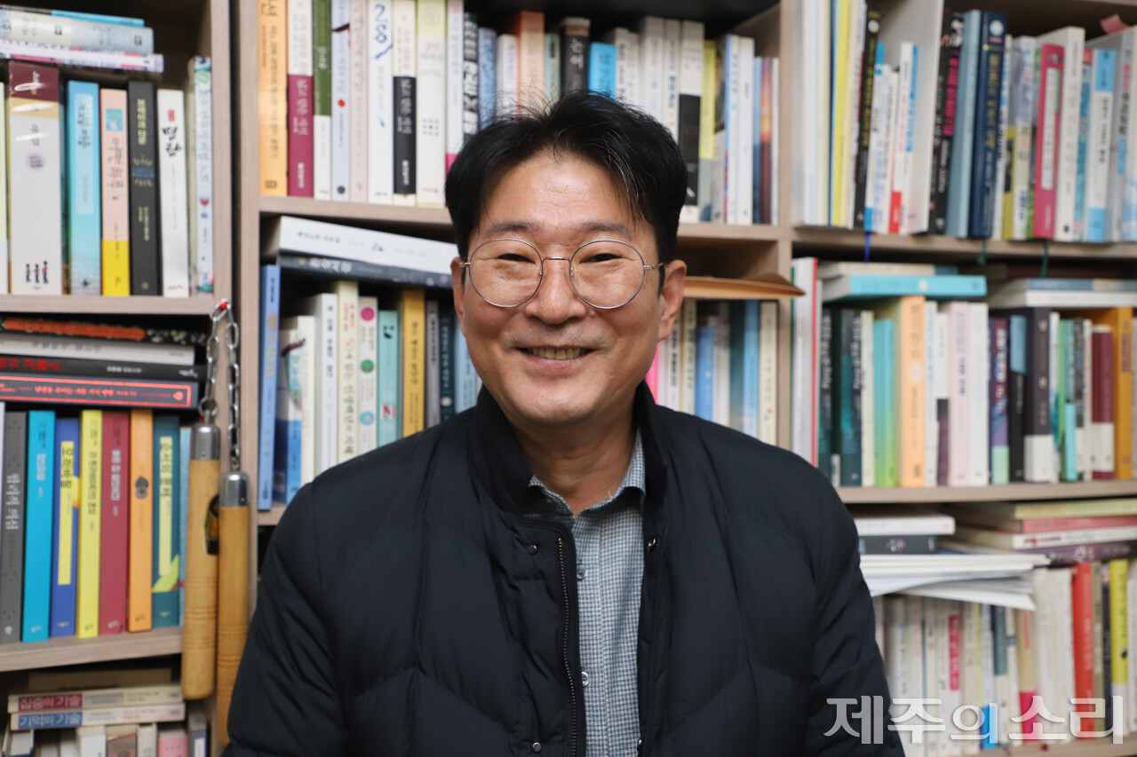 좋아하는 책들 앞에서 사진을 찍고 싶다는 박 대표. 그는 직원들에게 명절 때면 책을 함께 선물하고 과거 도서관에 100권가량 책을 기부하는 등 책을 좋아한다고 했다. 심지어 책 10번 읽으면 100만원 기부하기 같은 목표도 세워 추진 중이다. ⓒ제주의소리