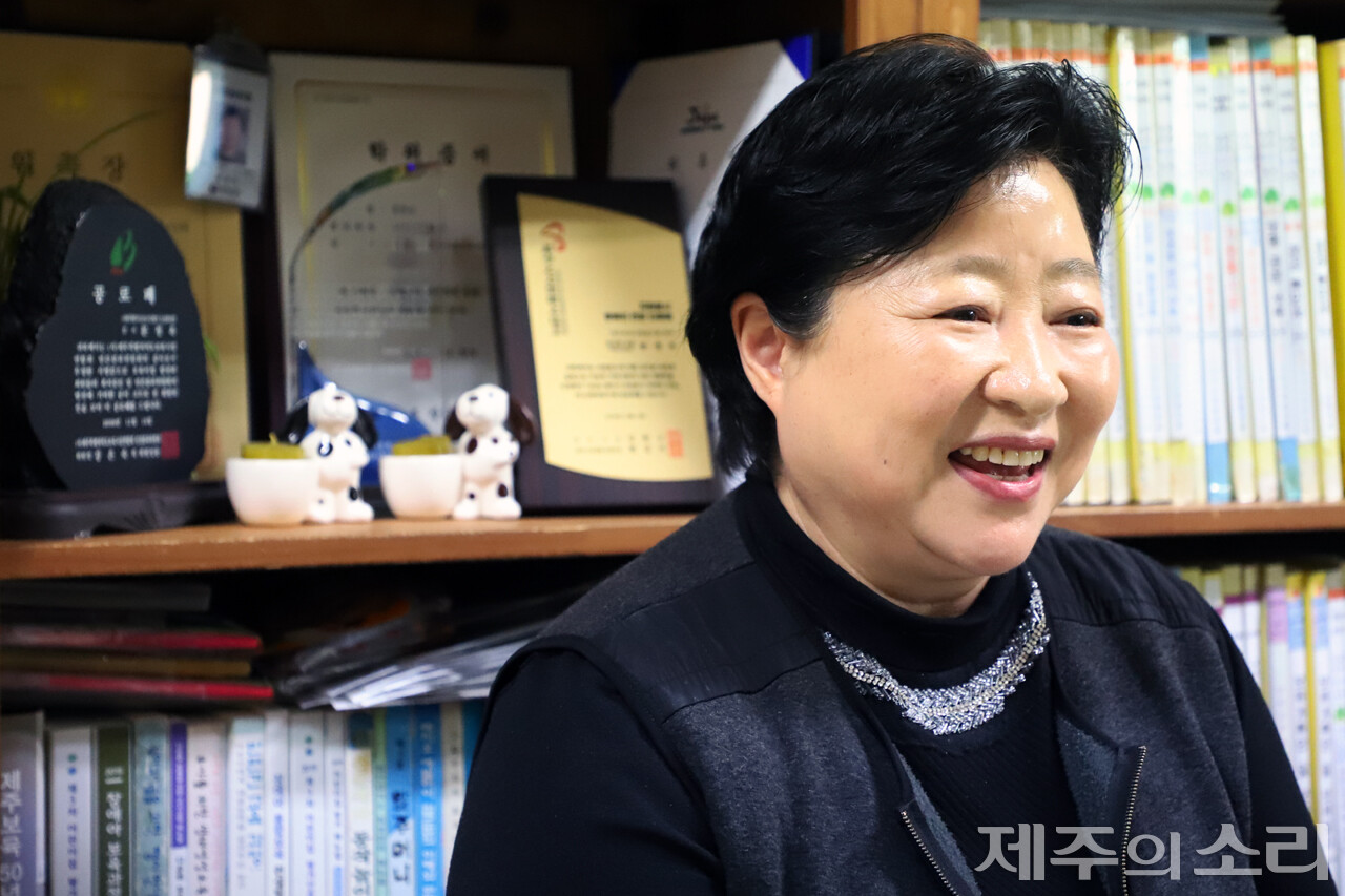 인터뷰 중인 문정옥 원장 뒤로 제주시 자원봉사 명예의전당 인증패를 시작으로 각종 공로패와 위촉패, 감사패가 놓여있다. 2017년에는 제주도지사 표창도 받았다. ⓒ제주의소리