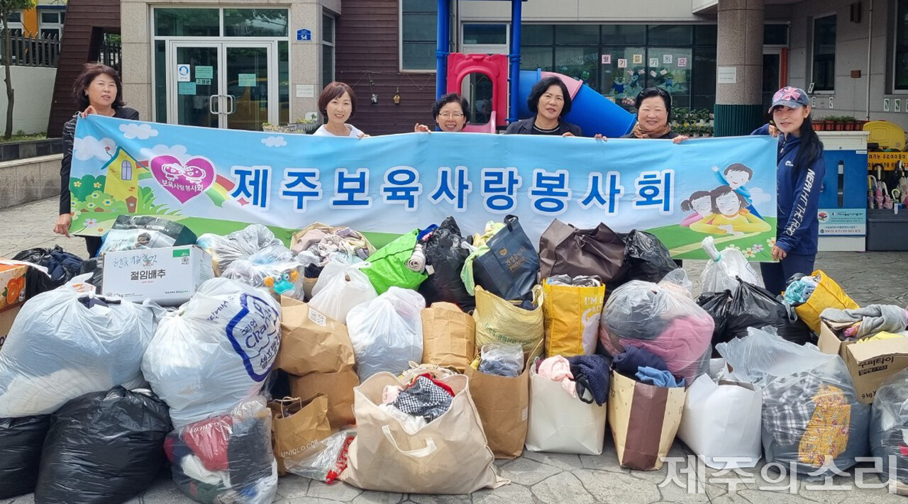 문정옥 원장이 이끌고 있는 제주보육사랑봉사회. 가정에서 사용하지 않는 깨끗한 물품들을 누군가 필요한 이들에기 기부하거나 재활용하기 위해 물품을 쌓아둔 모습이다. ⓒ제주의소리