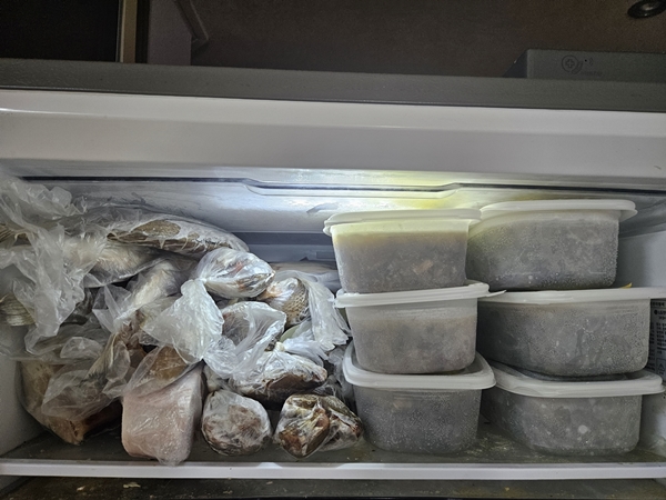 김치냉장고 냉동칸은 엄마의 음식입니다. 왼쪽은 여름에 손질한 자리돔과 생선들이 있고, 오른쪽에는 각종 국이 있습니다. / 사진=강충민