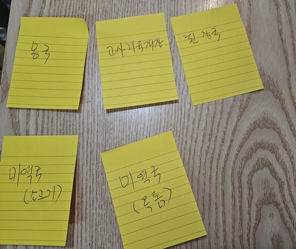 1회 용기 위에는 구분하기 쉽게 스티커에 국의 종류를 적습니다. 엄마가 질리지 않게 국을 번갈아서 드렸습니다. / 사진=강충민