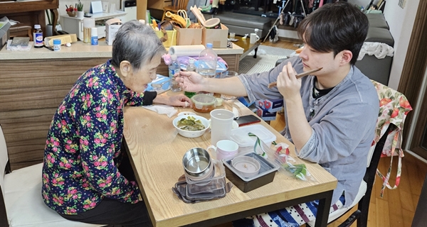 아들이 할머니에게 밥을 먹여드립니다. 아들과 딸은 지금도 할머니에게 오고갈 때마다 뺨에 입을 맞추는 것으로 인사를 합니다. / 사진=강충민