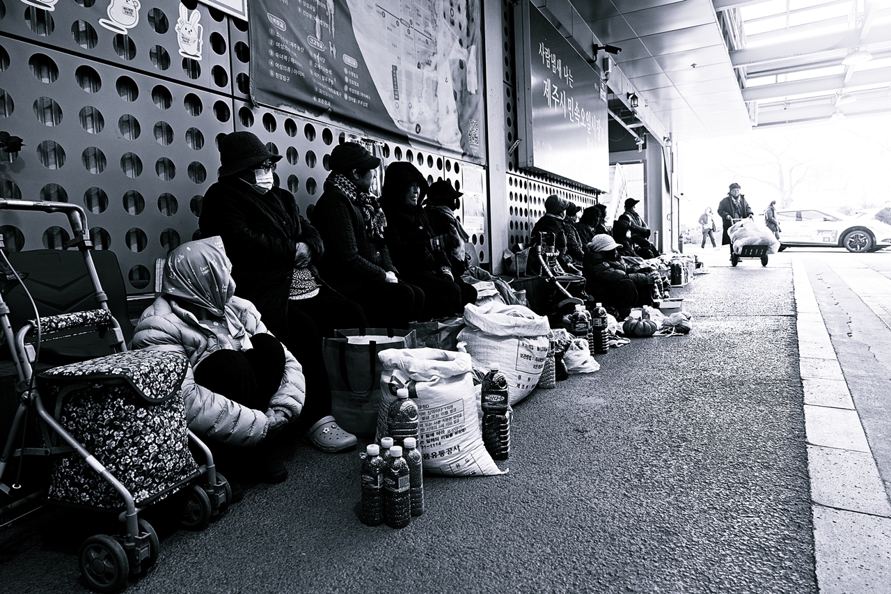 장희수 사진가 초대전 ‘장날’ 출품작. ⓒ제주의소리