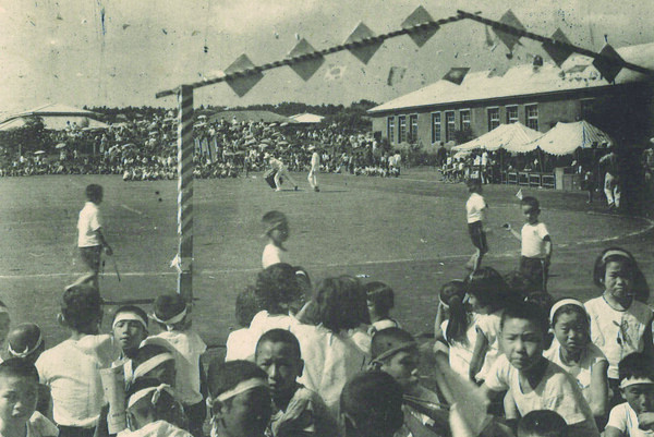 <strong>청군 이겨라! 백군 이겨라!&nbsp;</strong> 1967년 남원초등학교 가을운동회 모습. 어린이들이 짧은 머리에 운동회 머리띠를 하고 열띤 응원을 펼치고 있다. ⓒ제주의소리