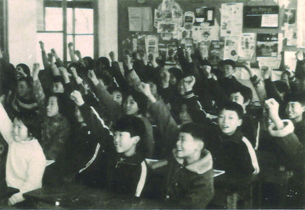 <strong>저요! 저요!&nbsp;</strong> 1975년 남원초 교실 수업 모습. 선생님 질문에 손을 들고 답하려는 어린이들의 표정이 사뭇 밝다. ⓒ제주의소리