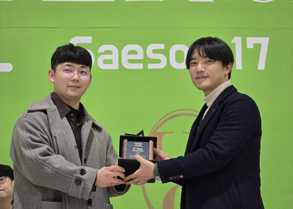 커피 로스터리 공장인 제주 지알브이티(GRVT, 대표 장규성)의 정승부 로스터(사진 왼쪽)가 지난 2월 22일 열린 ‘마스터 오브 카페 시즌 17(Master Of Cafe Season17)’ 시상식에서 개인전 2위 상을 수상하고 있다. ⓒ제주의소리