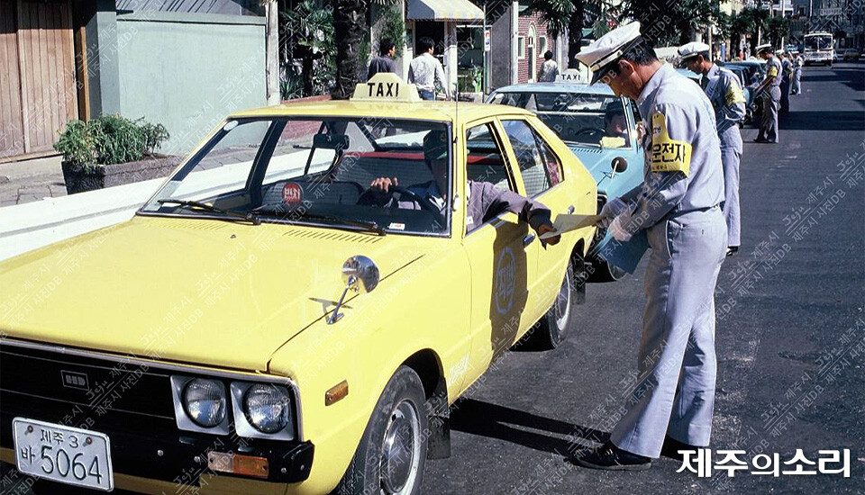 1980년대 제주시내에서 택시운전기사를 상대로 친절 캠페인을 진행하는 모습. [사진출처-제주시 사진DB]
