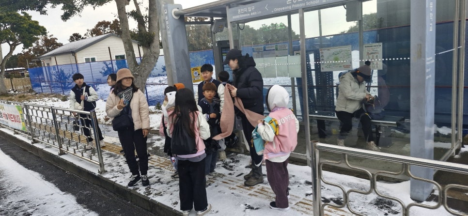 3코스 걸으려고 버스 정류장에 내린 석사초 어린이들. / 사진=서명숙
