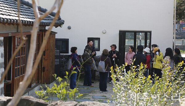 제주책방에서 성안올레 투어가 시작되고 있다. ⓒ제주의소리