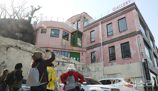 제주 최초의 호텔 명승호텔 건물을 유지한 채 복합문화센터로 운영되고 있는 갤러리 레미콘. ⓒ제주의소리