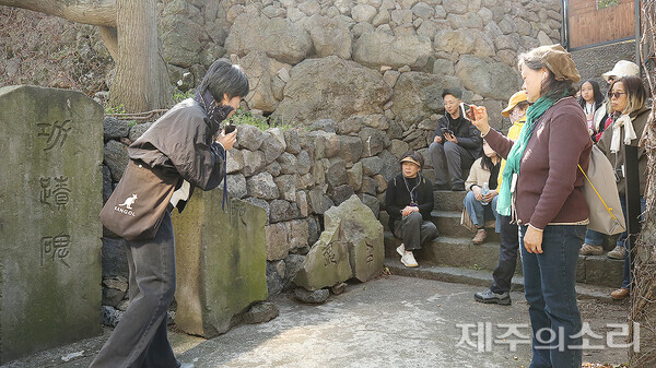 김아미 해설사(왼쪽)가 4.3과 관련된 공적비와 위령비에 대해 설명하고 있다. ⓒ제주의소리
