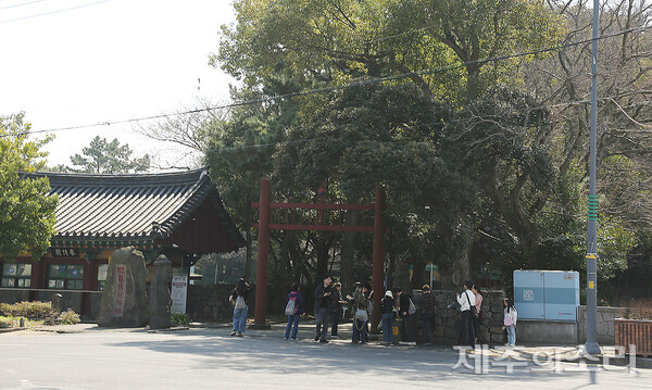 김아미 해설사가 광양당과 삼성혈을 이어 설명하고 있다. ⓒ제주의소리<br>