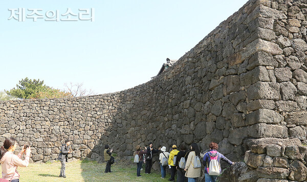 복원된 제주성에 대한 설명을 듣고 있는 사람들. ⓒ제주의소리