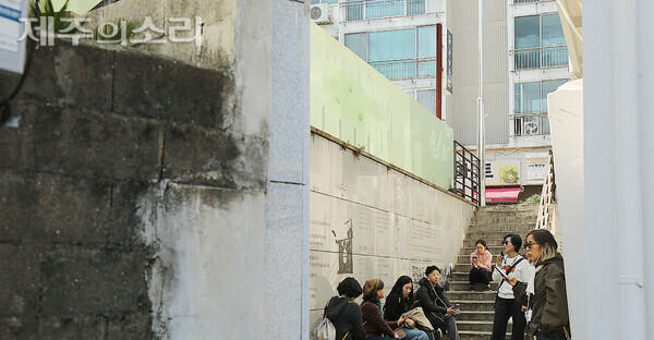 김아미 해설사가 광양당과 삼성혈을 이어 설명하고 있다. ⓒ제주의소리