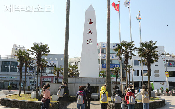 해병혼 탑을 향해 묵념하고 있는 사람들. 혼(魂)의 경우, 획 하나가 빠져 있다. 만들 때 해병 영웅들이 원혼처럼 떠돌 수 있다는 우려로, 편안한 안식을 위해 의도적으로 획 하나를 삭제했다. ⓒ제주의소리