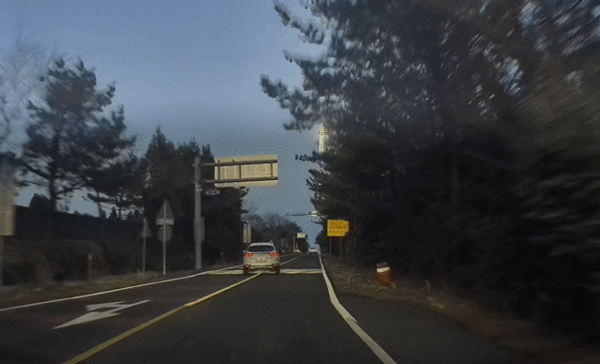 제2산록도로에서 한 차량이 중앙선을 침범해 구간단속 시작 지점 카메라를 피해가는 모습. 독자 제공