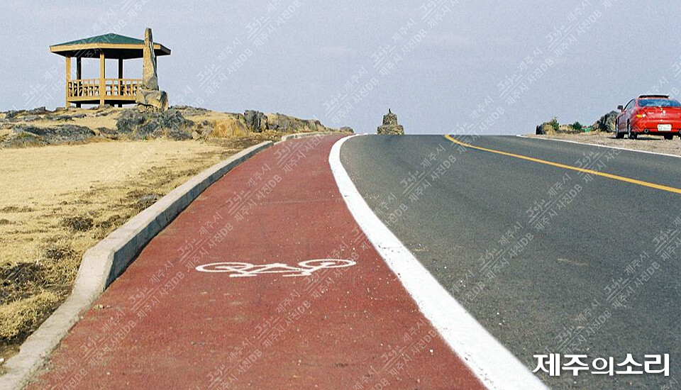 2010년부터 357억원을 투입해 제주 해안도로 일대에 조성한 환상자전거길. 수백억원의 예산이 투입됐지만 이용률이 낮고 보수 공사가 반복되면서 막대한 혈세가 재투입되고 있다.&nbsp;[사진출처-제주시 사진DB]