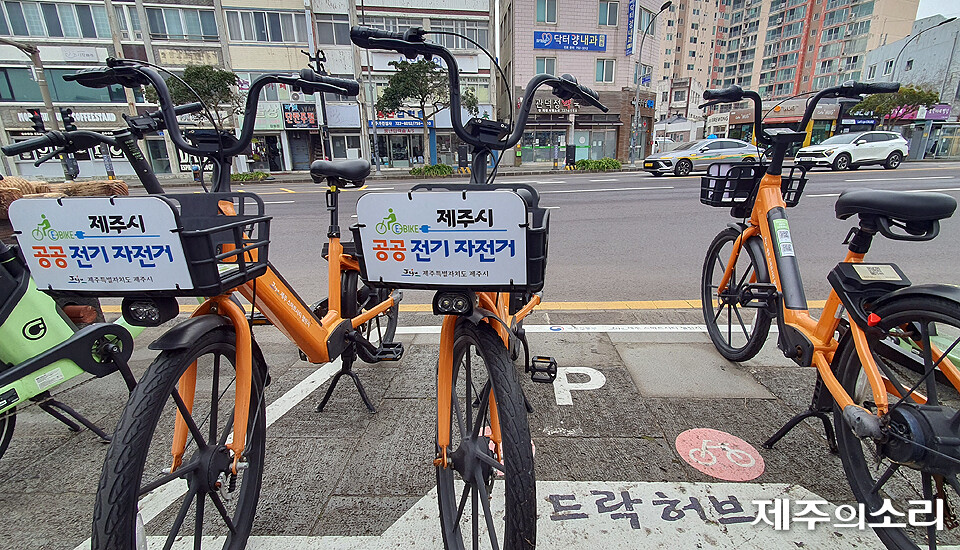 제주시가 자전거 이용 활성화를 위해 2025년 3월부터 새롭게 도입한 공공 전기자전거. 기존 무료 이용과 달리 기본 요금을 지불해야 한다. 민간 공유자전거 대비 가격을 낮게 책정했다. [제주의소리 김정호 기자]<br>