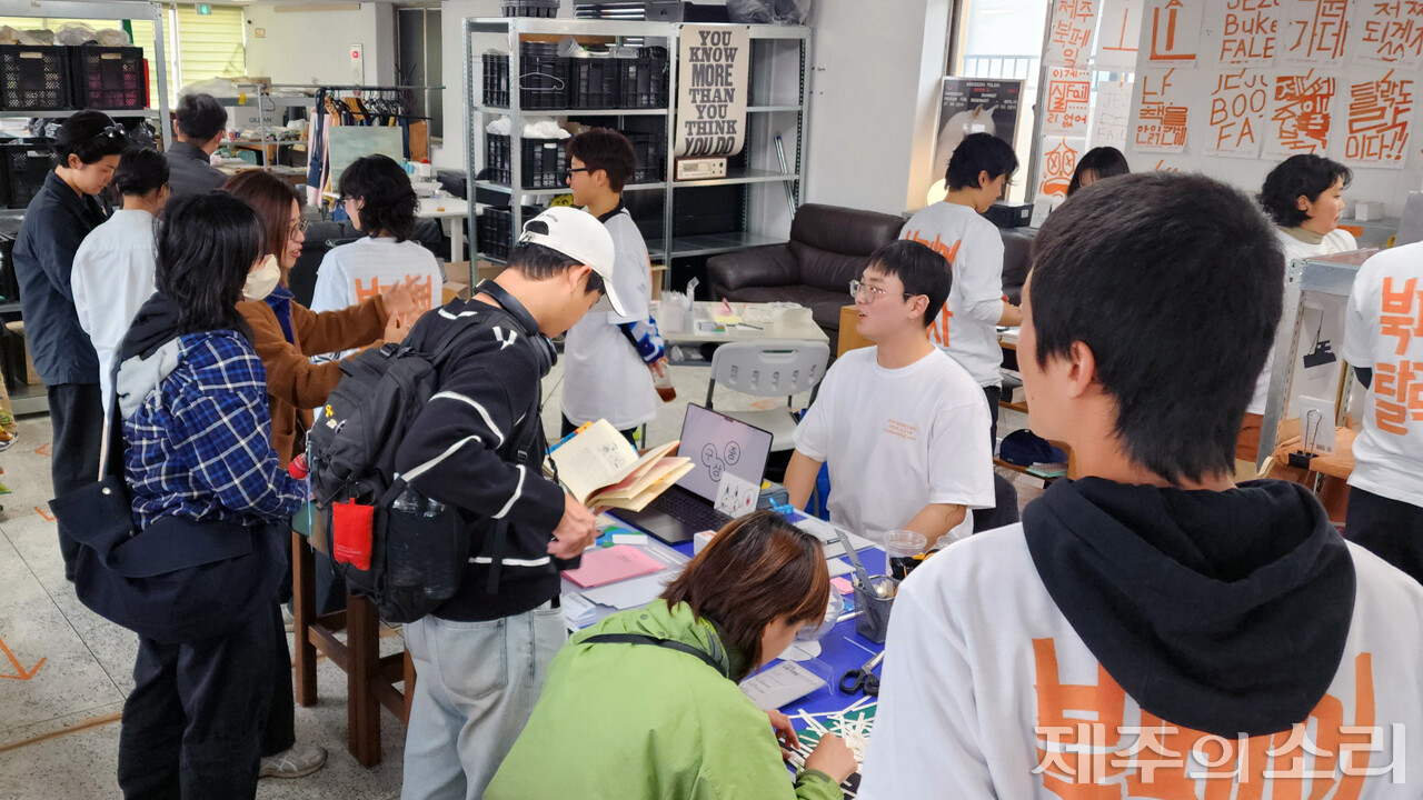 제주북페일이 열린 카페 어므므. 이곳 역시 방문객들의 발걸음이 끊이지 않았다. ⓒ제주의소리