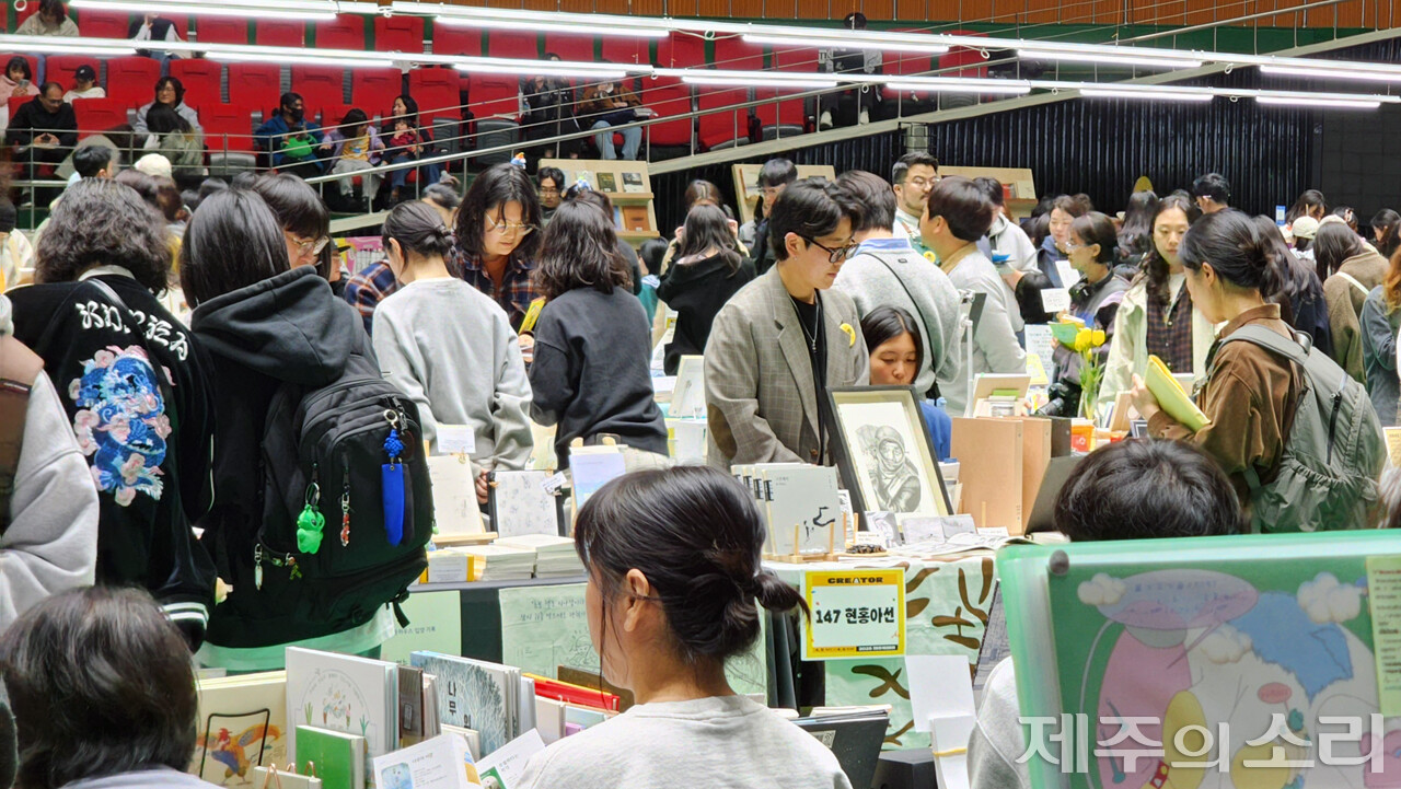 부스를 둘러보고 있는 북페어 방문객들. ⓒ제주의소리