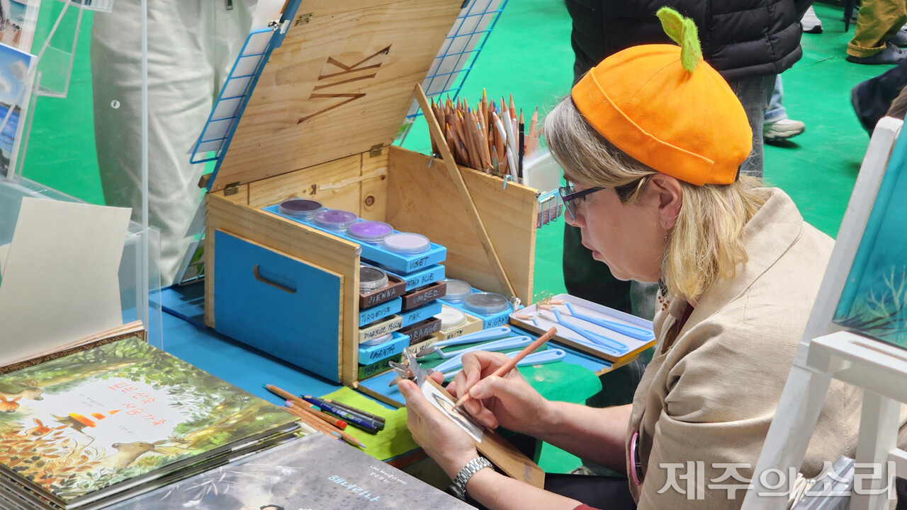 방문객 그림을 그리고 있는 제주북페어 참가자. ⓒ제주의소리