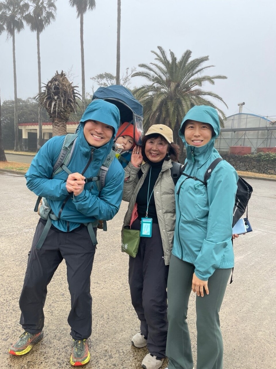 성남에서 온 가족 올레꾼과 서명숙 이사장 / 사진=서명숙