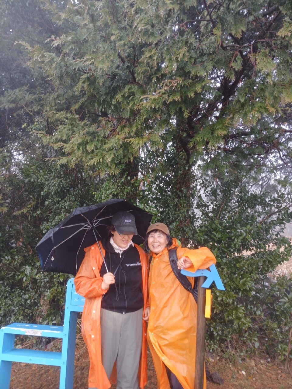 11코스 우중올레를 함께 한 장희나 양과 서명숙 이사장 / 사진=서명숙