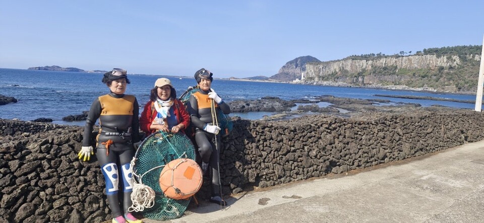 8코스 역 올레 중, 8코스 개장식(2008.3)에서 만난 대평리 해녀 삼춘들과 기념 사진 / 사진=서명숙