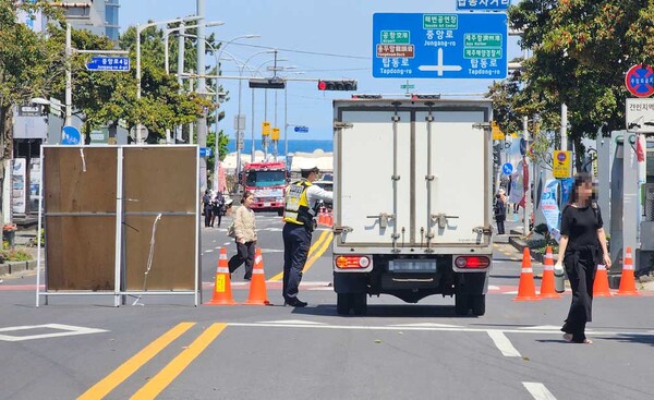지난 26일 제주시 탑동 일대에서 열린 차없는거리 행사장을 가로지르는 차량. ⓒ제주의소리