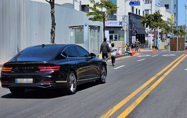 지난 26일 제주시 탑동 일대에서 열린 차없는거리 행사장을 가로지르는 차량. ⓒ제주의소리<br>