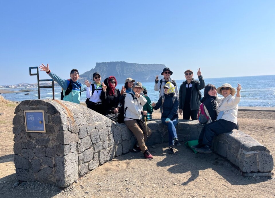 1코스 광치기 해변, 역방향 올레를 하기 위해 모인 서명숙 이사장과 동행들 / 이하 사진=서명숙